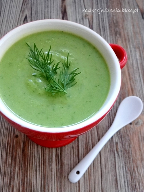 Zupa z zielonego groszku ze świeżą miętą