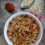 Truskawki z rabarbarem zapiekane pod kruszonką z płatkami owsianymi