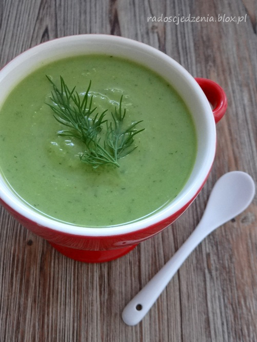 Zupa z zielonego groszku ze świeżą miętą