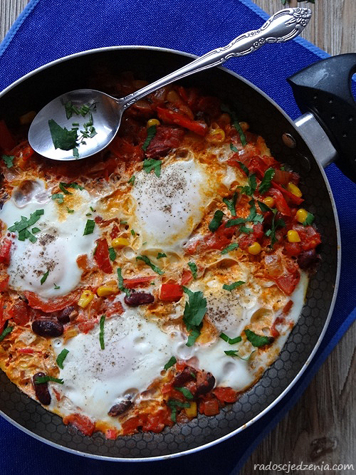 Jajka zapiekane na pomidorach, papryce i czerwonej fasoli