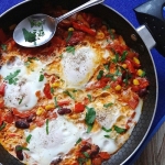 Jajka zapiekane na pomidorach, papryce i czerwonej fasoli