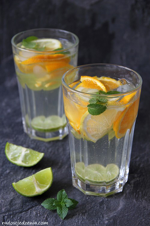 Orzeźwiający napój z miodem, cytryną, pomarańczą i limonką 