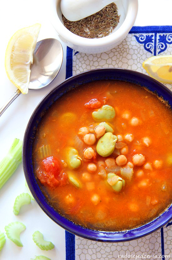 Marokańska zupa z bobem i ciecierzycą