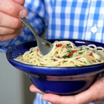 Spaghetti z czosnkiem, oliwą i papryczką chilli (Spaghetti aglio, olio e peperoncino)