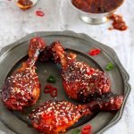 Kurczak „lepkie palce lizać” z sezamem i chilli
