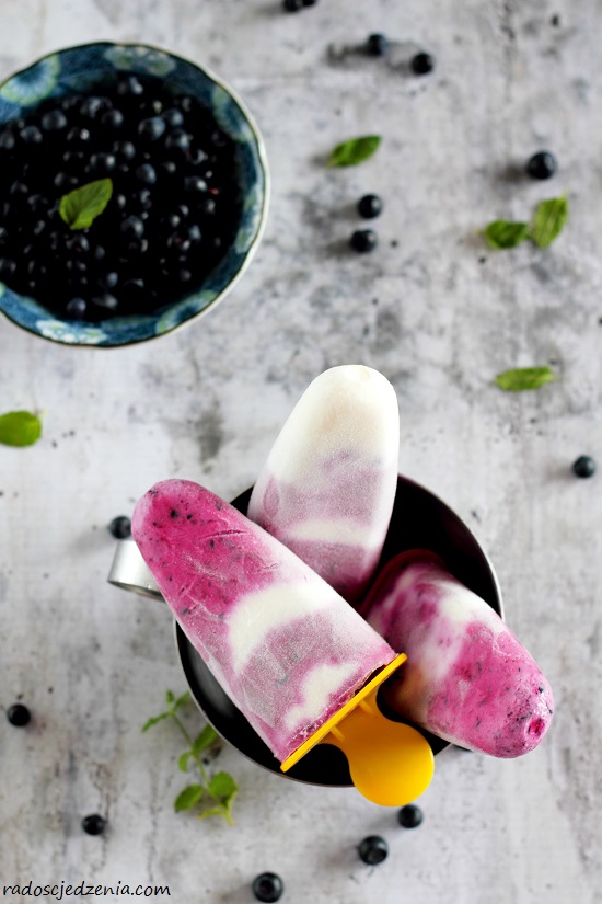 Lody jogurtowe z jagodami na patyku