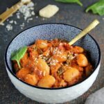 Fasola w kremowym sosie ze szpinakiem i parmezanem