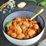 Fasola w kremowym sosie ze szpinakiem i parmezanem
